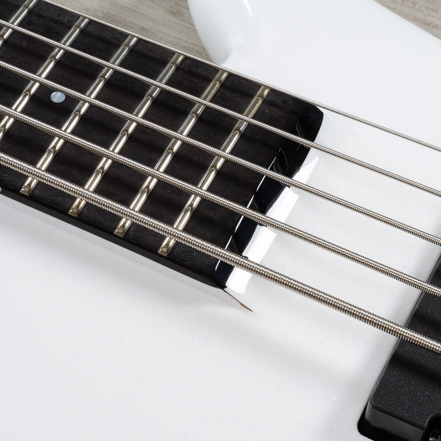 Spector NS Ethos 5 HP 5-String Bass, Ebony Fretboard, EMG 40DC, White Sparkle Gloss (B-STOCK) 10 Spector NS Ethos 5 HP 5-String Bass, Ebony Fretboard, EMG 40DC, White Sparkle Gloss (B-STOCK) - Image 8